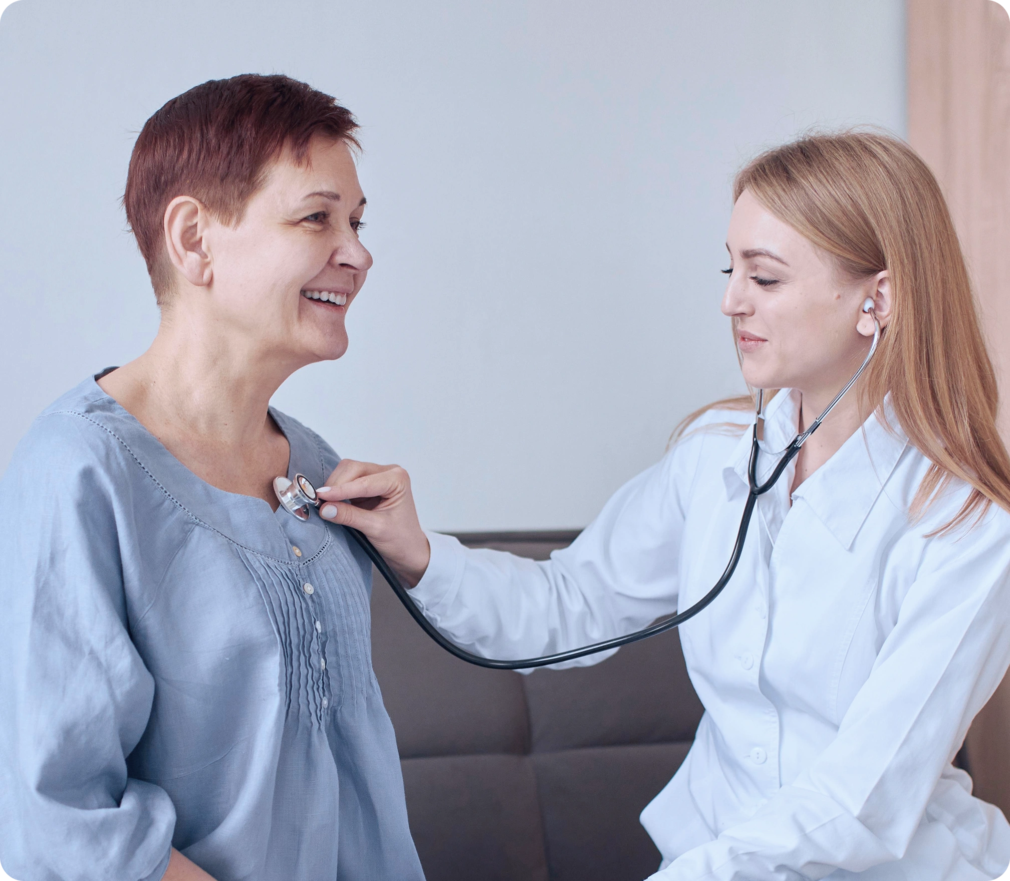 Médica em atendimento